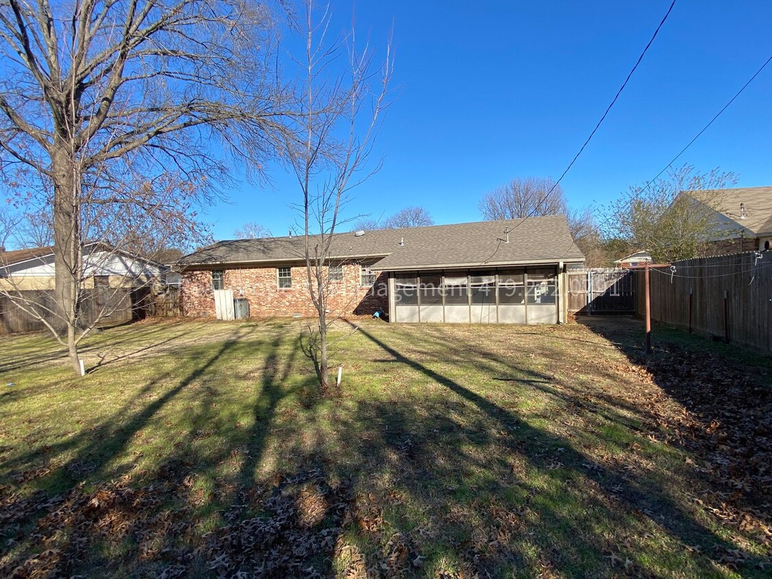 Building Photo - Adorable single family home coming in SEPT...