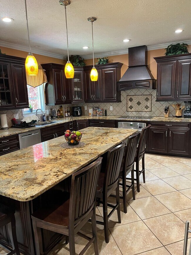 Foto del edificio - Updated & Landscaped 4 Bedroom, 4 Bath Hom...