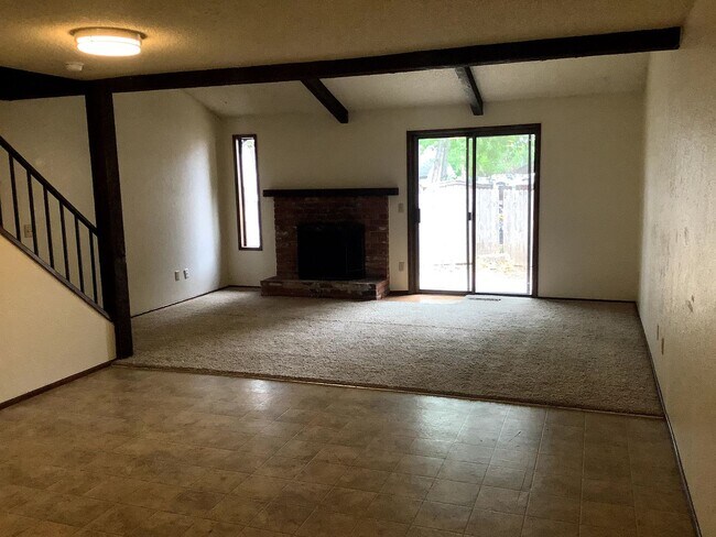 Building Photo - Townhouse Style Apartment with Private Out...