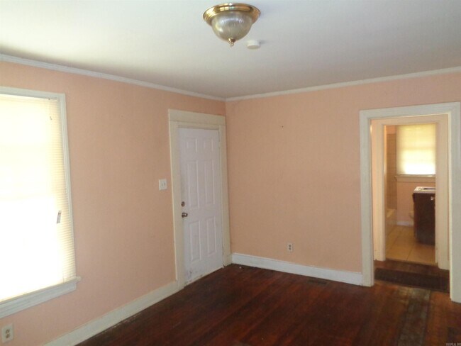 Building Photo - 920 S Elm St