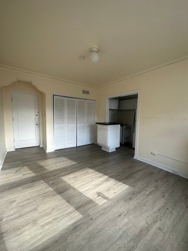 Building Photo - 633 W Deming Pl