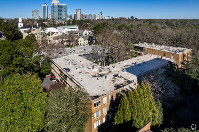 Foto aérea - 2637 Peachtree Rd NE