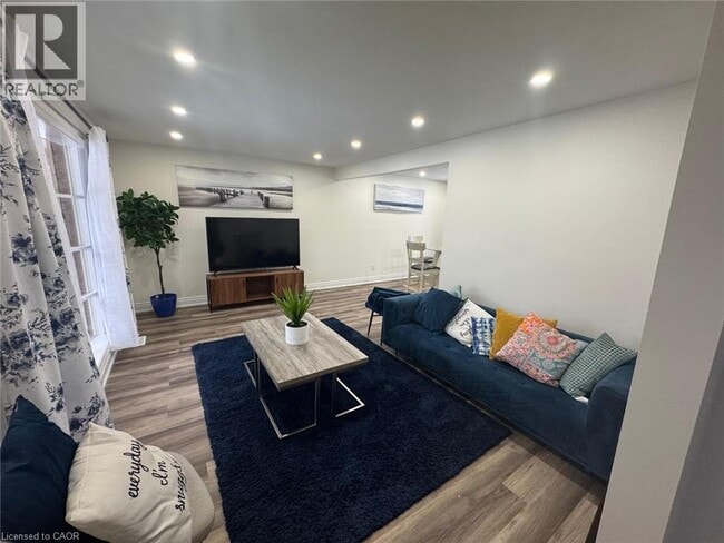 Building Photo - 389 Dunvegan Dr