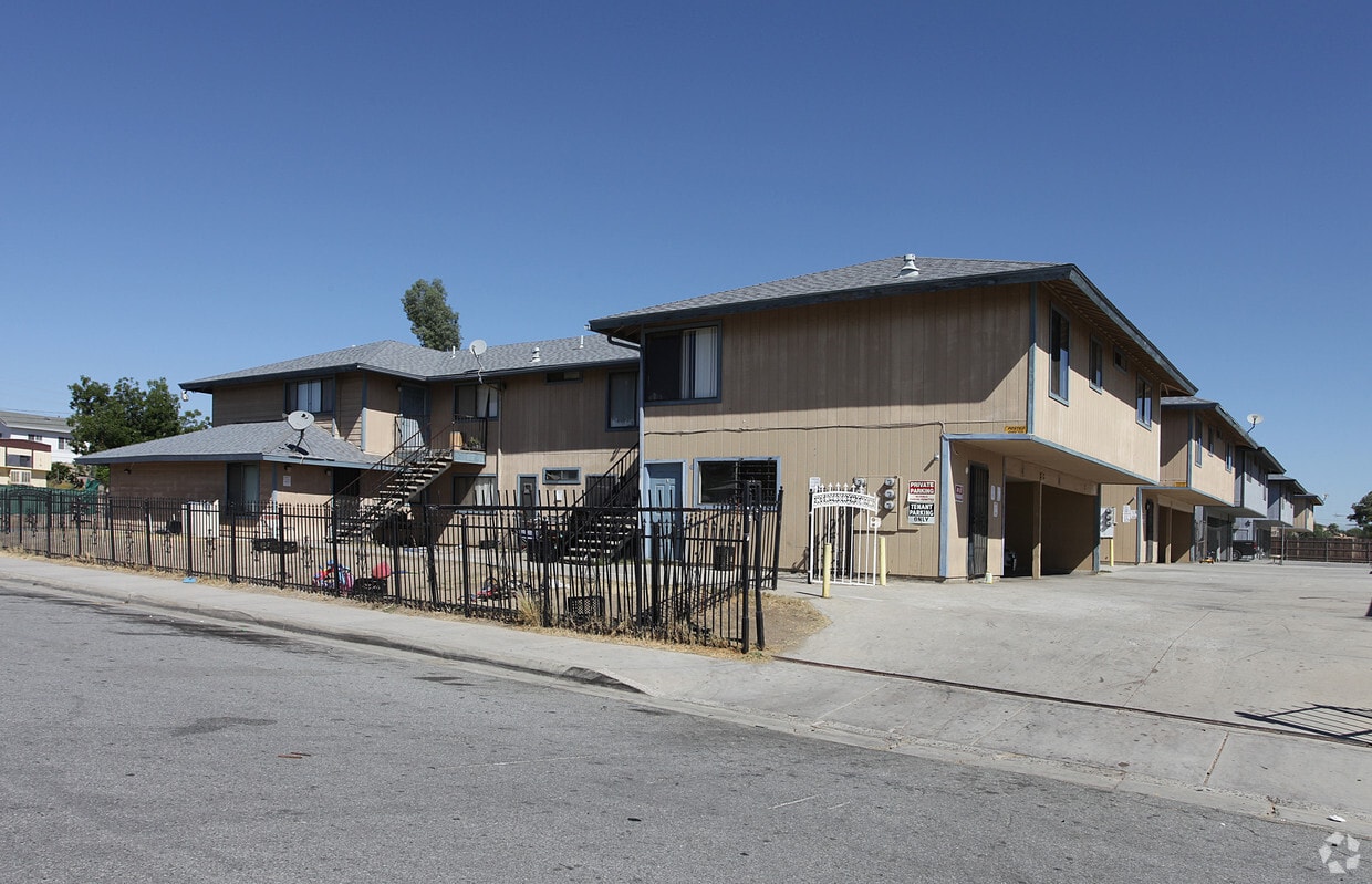 Primary Photo - 565-575 Sioux Dr
