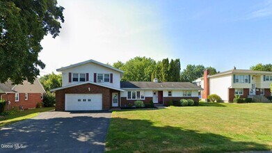 Building Photo - 113 Russell Rd