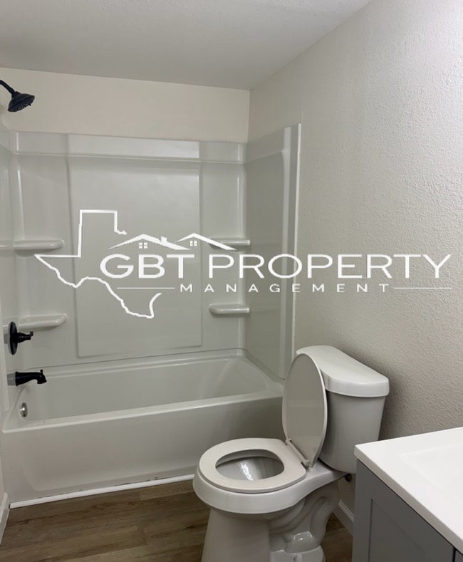 Building Photo - Beautifully Renovated 3 Bed, 2 Bath Home f...