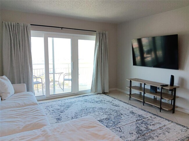 Foto del edificio - 4900 Brittany Dr S