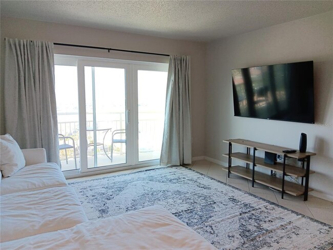 Foto del edificio - 4900 Brittany Dr S