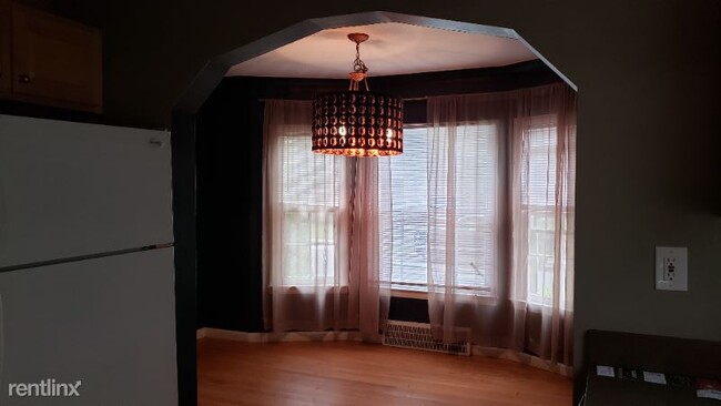 Building Photo - 3 br, 1 bath House - 348 E Maplehurst St