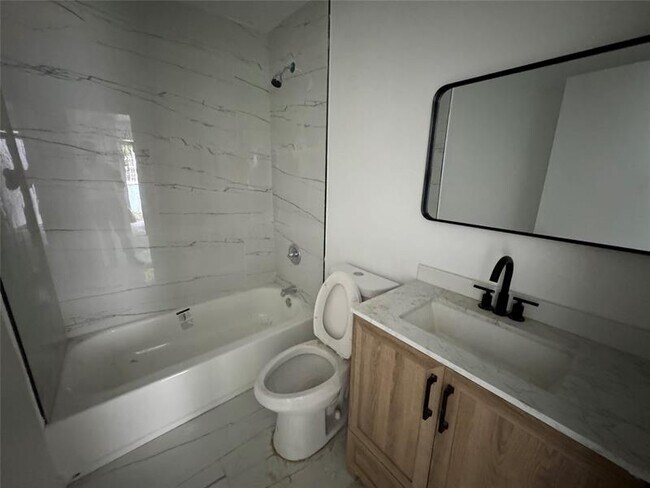 Foto del edificio - 136 NE 60th St