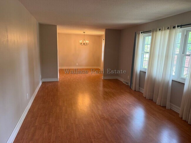 Foto del edificio - ALL ONE LEVEL IN WEST KNOXVILLE!  OVER 2,400 SQUARE FEET!!!