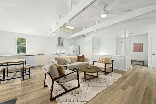 Building Photo - 1112 W 10th St