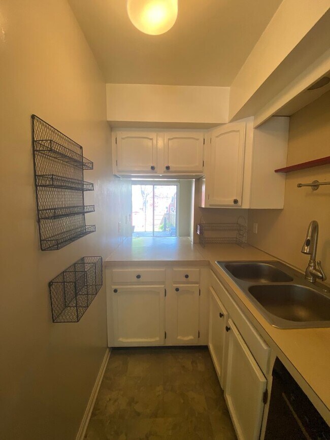 Foto del edificio - Charming 2 BR / 1.5 Townhome in Lancaster City Coming Soon