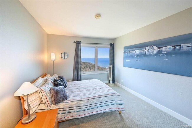 Foto del edificio - 661 Nyes Pl