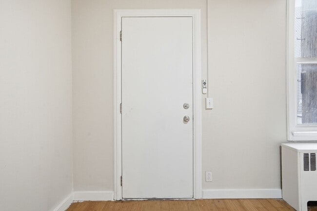 Building Photo - **Private Bloomfield 2BR Retreat – Walk to Liberty Ave, Steps from It All (15224)**