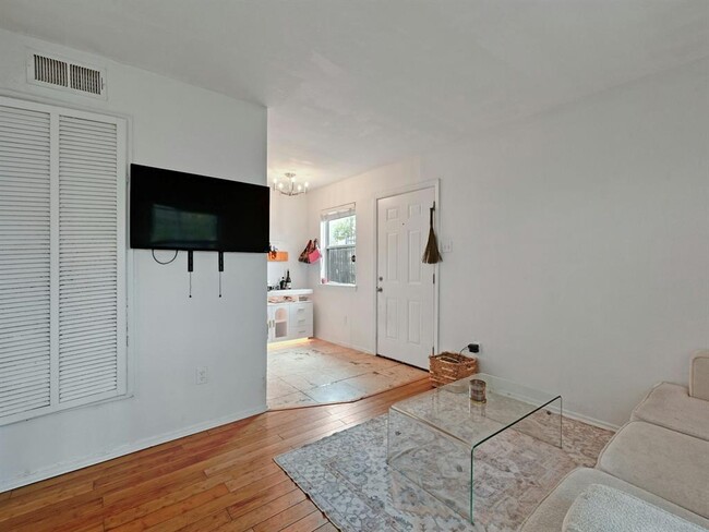 Foto del edificio - 1110 W 22nd St