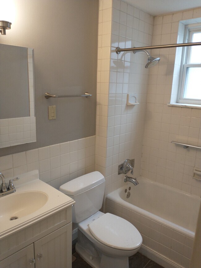 Bathroom - 1430 Woodland Dr