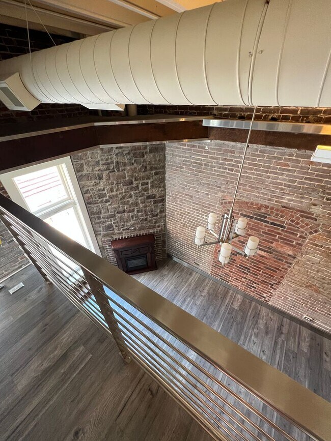 Building Photo - Beautifully Renovated 1 bedroom 1 bath Lof...
