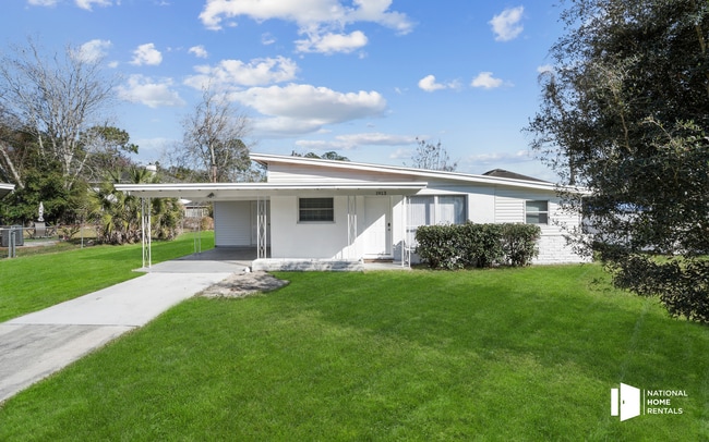 Building Photo - 1913 Delaroche Dr W