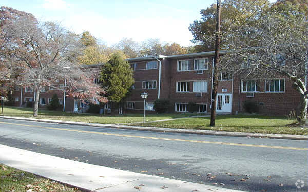 Building Photo - Oliver Gardens