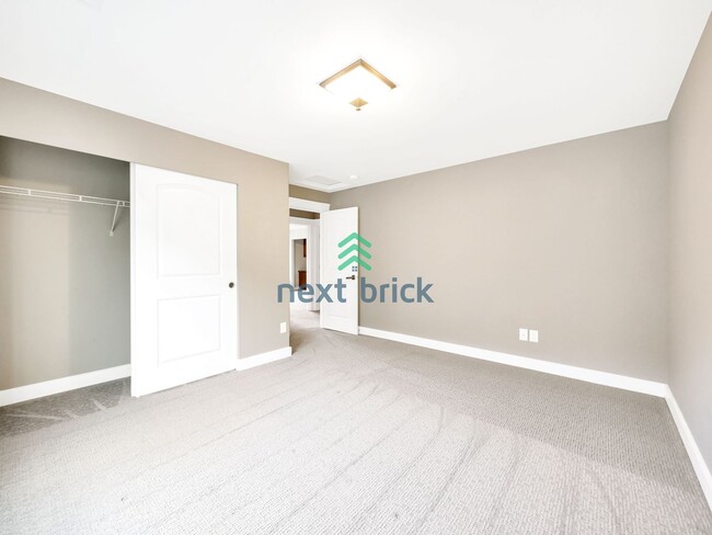 Building Photo - 4 BED AND 2.5 BATH SINGLE FAMILY HOUSE FOR...