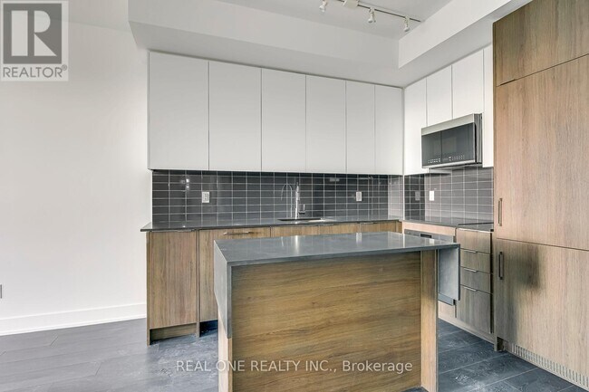 Photo du bâtiment - 2489 Taunton Rd