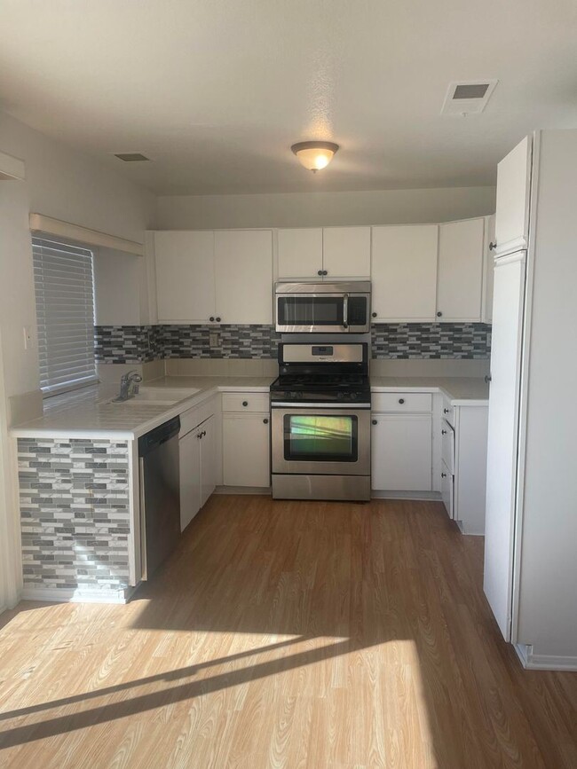 Building Photo - 3 br, 2 bath House - 23643 ASHWOOD AVE