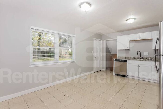 Building Photo - RENT SPECIAL!!! HUGE 4 Bedroom 2.5 Bathroo...