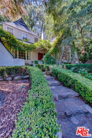 Building Photo - 8900 Hollywood Hills Rd