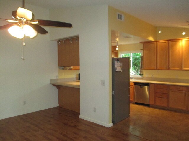 Foto del edificio - Beautiful home with wood floors