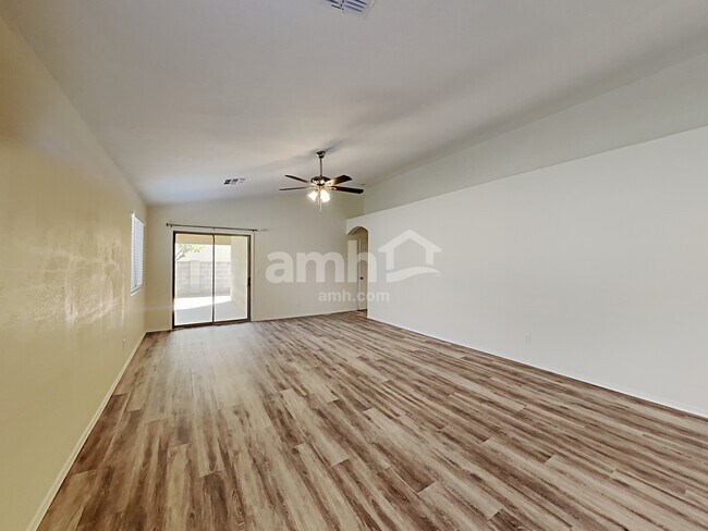 Building Photo - 10437 E Butte St