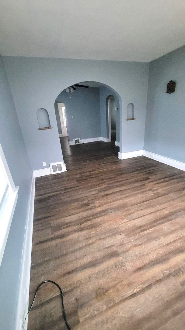 Building Photo - Spacious 2 Bedroom 1 bath house located in...