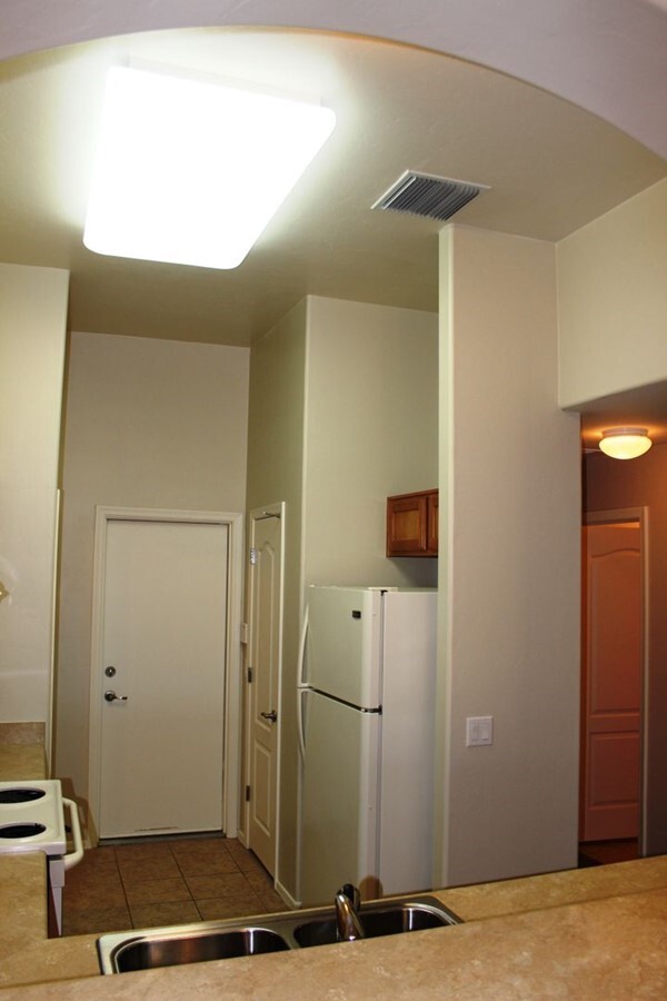 Building Photo - East Side Gem 3 Beds 2 Baths
