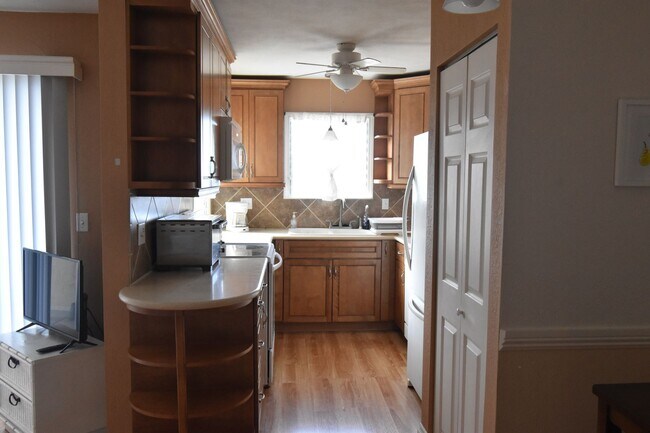 Building Photo - One Bedroom One Bathroom Furnished Condo