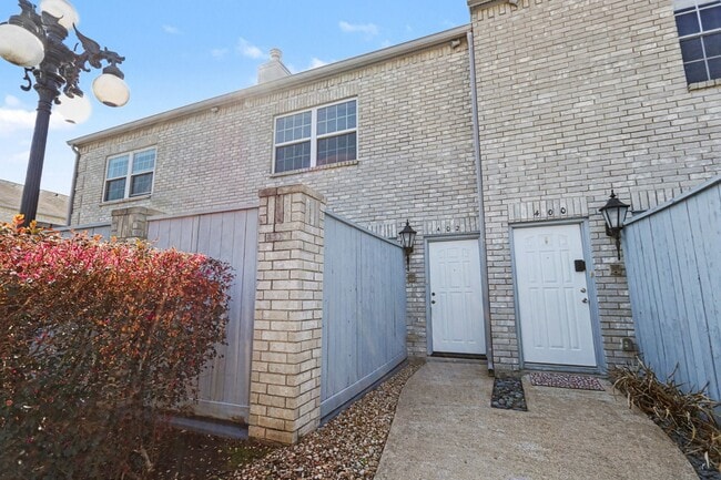 Building Photo - 402 Wilcrest Dr