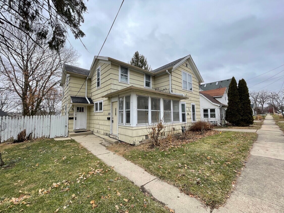 209 N Washington Ave, Batavia, IL 60510 Townhome Rentals in Batavia IL