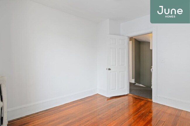 Building Photo - Queen room in 6-bed/2.0-bath Home