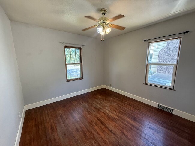 Building Photo - Two bedroom, One bathroom, Pet Friendly Home!