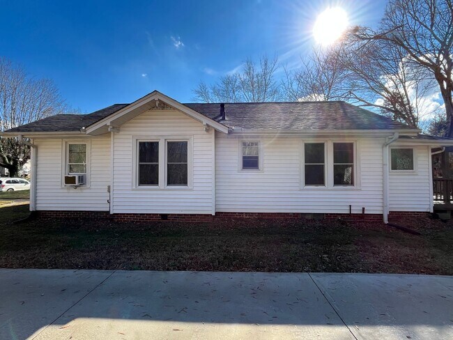 Building Photo - Charming 2-bedroom, 1-bathroom house