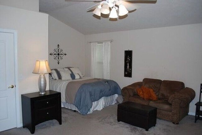Building Photo - 4 Bed / 3 Bath House! Close to UF & Everything! Ask for Kathleen when you inquire!