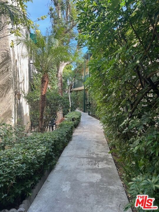 Foto del edificio - 10540 Balboa Blvd