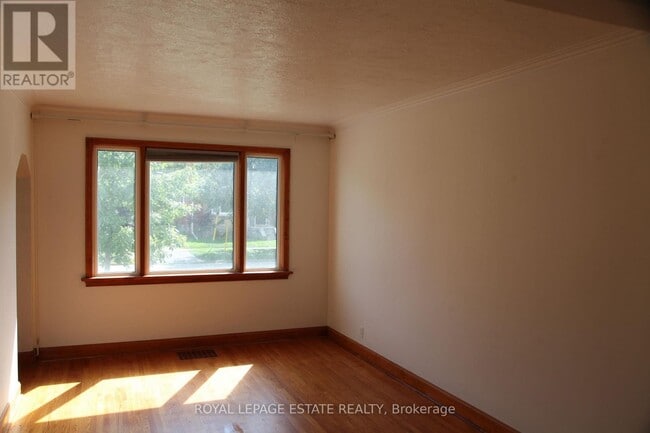 Building Photo - 16 Clairlea Crescent