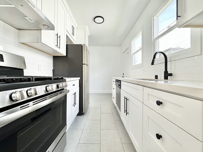 Building Photo - 328 N Kingsley Dr