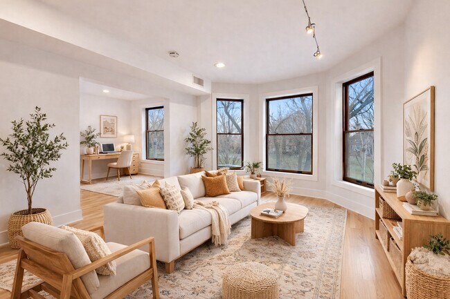 Foto del edificio - 2132 N Oakley Ave