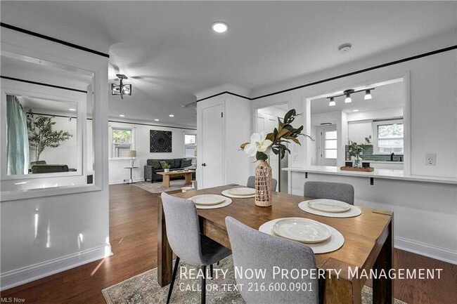 Building Photo - 2330 Traymore Rd