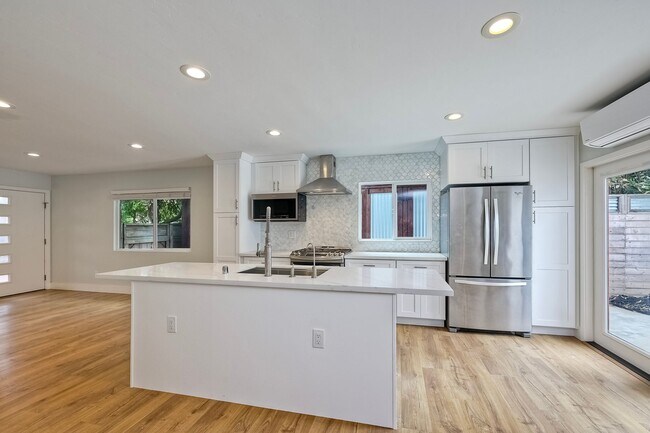 Building Photo - 348 La Mesa Ave