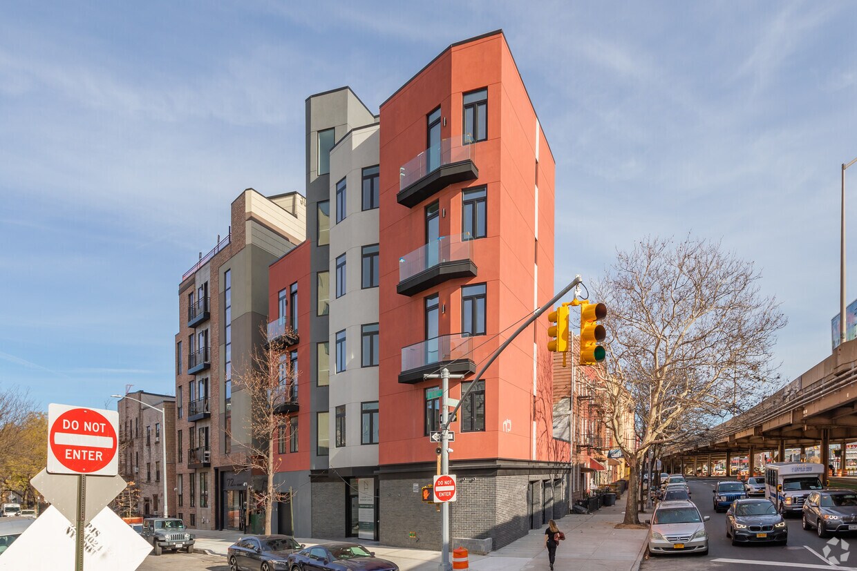 Primary Photo - 68 N Henry St