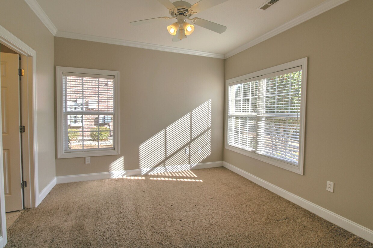 Master Bedroom - 2077 Silvercrest Dr