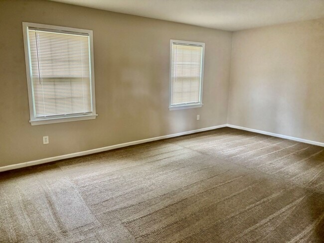 Building Photo - 3 bedroom/1.5 bathroom-Courthouse Green