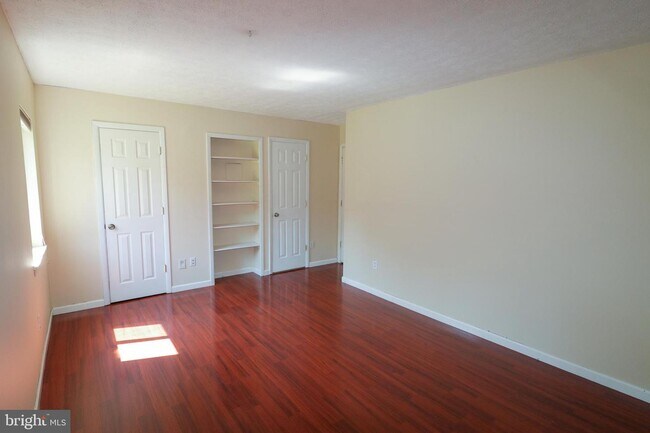 Building Photo - 7950 Seven Woods Dr